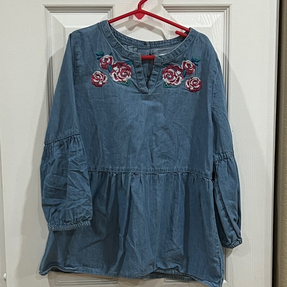 Crown & Ivy Chambray Tunic with Floral Embroidery size large